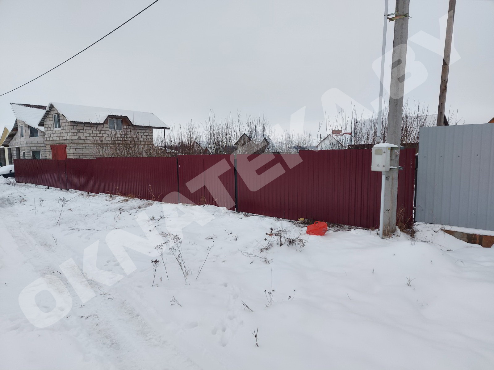 Красный забор из профнастила