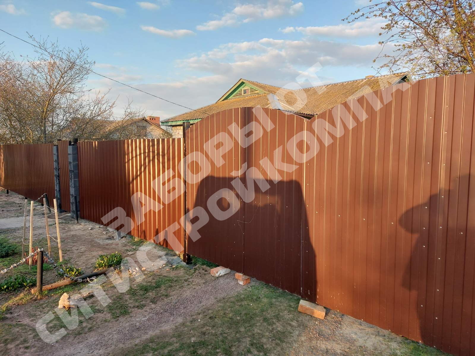 Коричневый забор из металлопрофиля