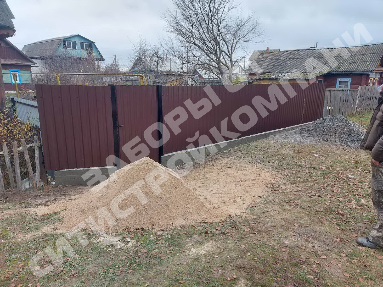 Забор с калиткой в Крупках